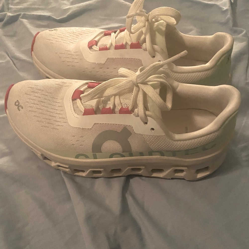 Women’s On Cloud Shoes Size 6